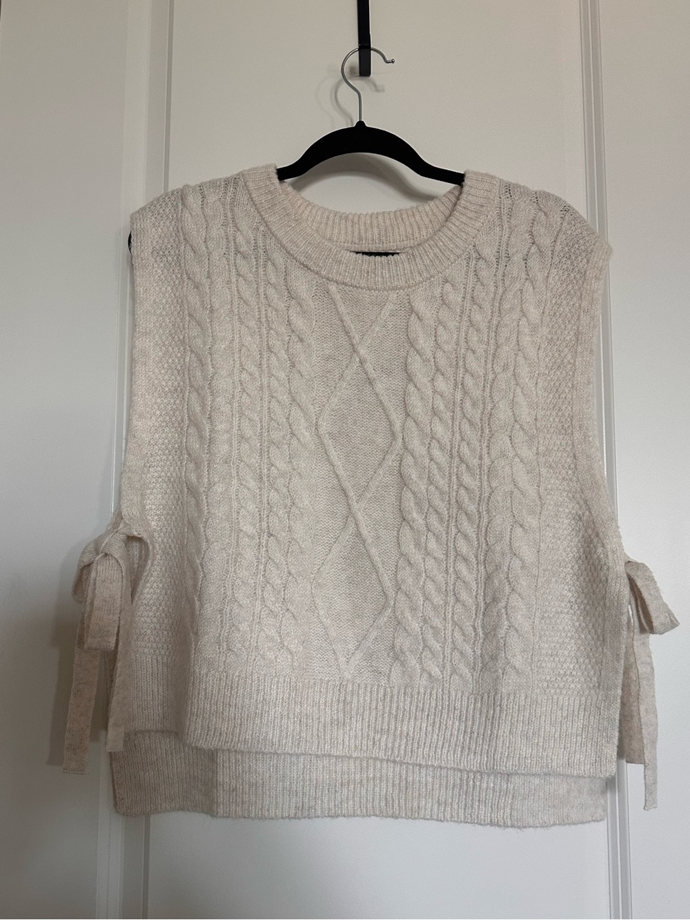 American Eagle Cable Knit Sleeveless Sweater Vest in Cream